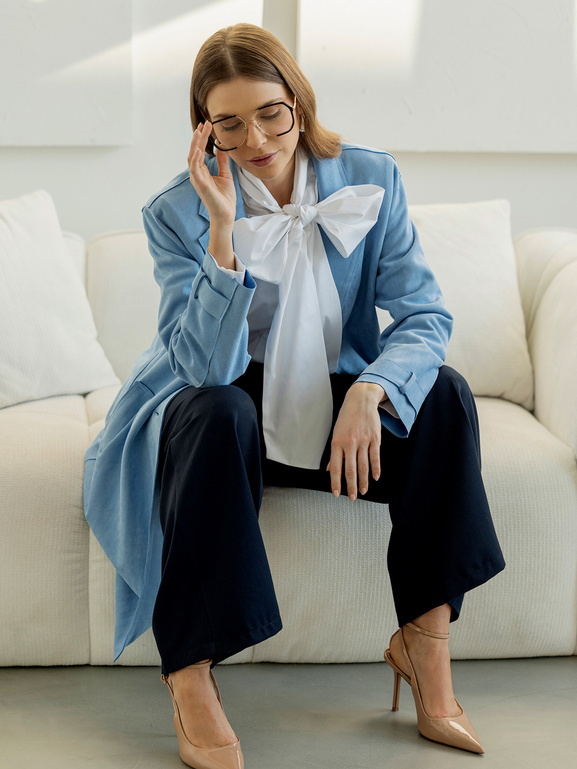 Płaszcz damski zapinany niebieski