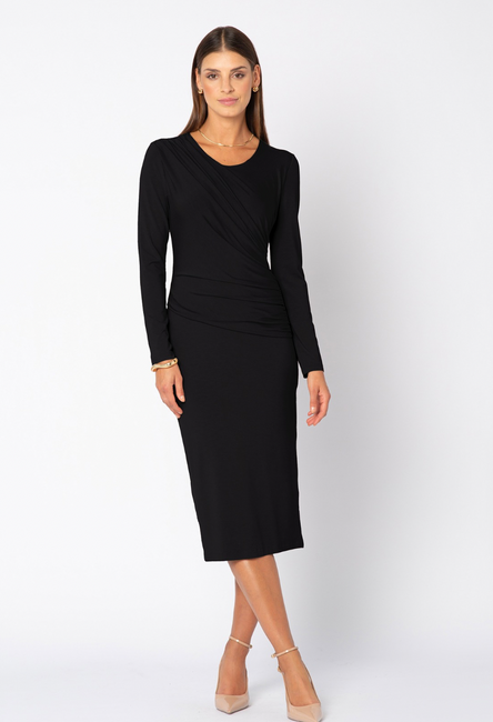 Czarna sukienka z dzianiny z drapowaniem