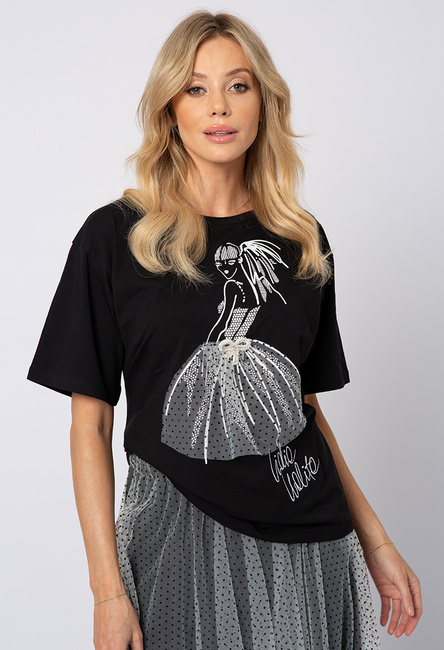 Czarny t-shirt z autorską aplikacją z tiulem
