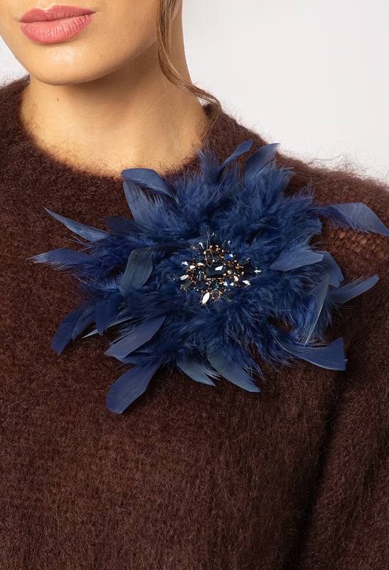 Granatowa broszka z piórek z kryształkami