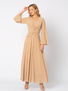 Beżowa sukienka z ozdobną talią i szerszym rękawem Magdalene