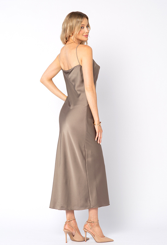 Satynowa sukienka fango ze skosu