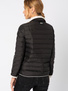 Czarna puchowa kurtka z kontrastowym wykończeniem