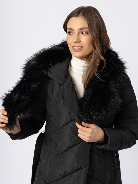 Czarny płaszcz z futrzanym kołnierzem