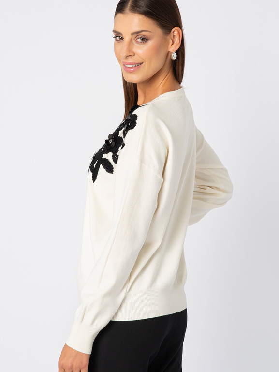 Ecru sweter z czarną aplikacją na ramionach