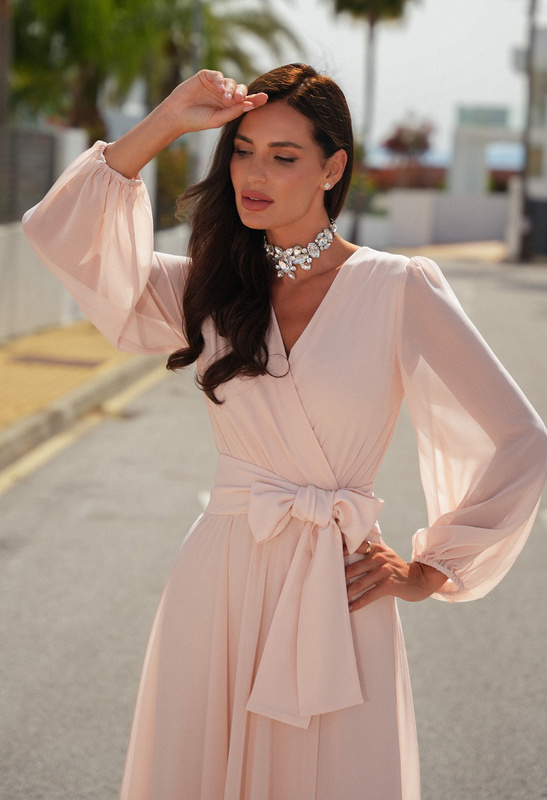 Jasno beżowa sukienka z szyfonu Sydney