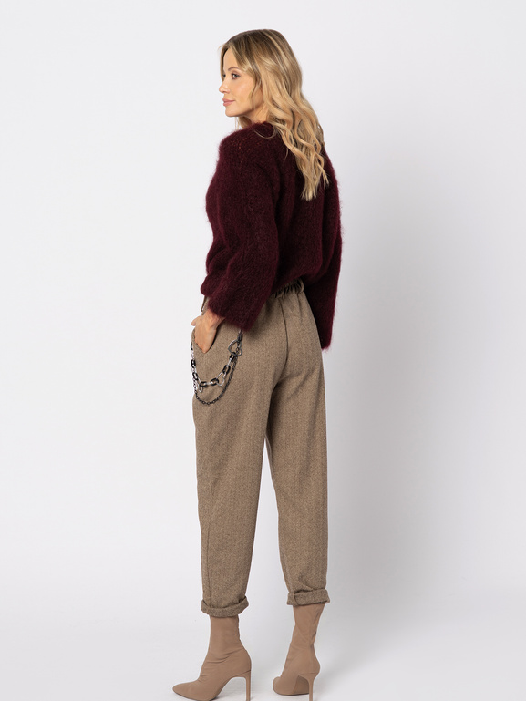 Brązowe spodnie w delikatną jodełkę z ozdobnym łańcuchem