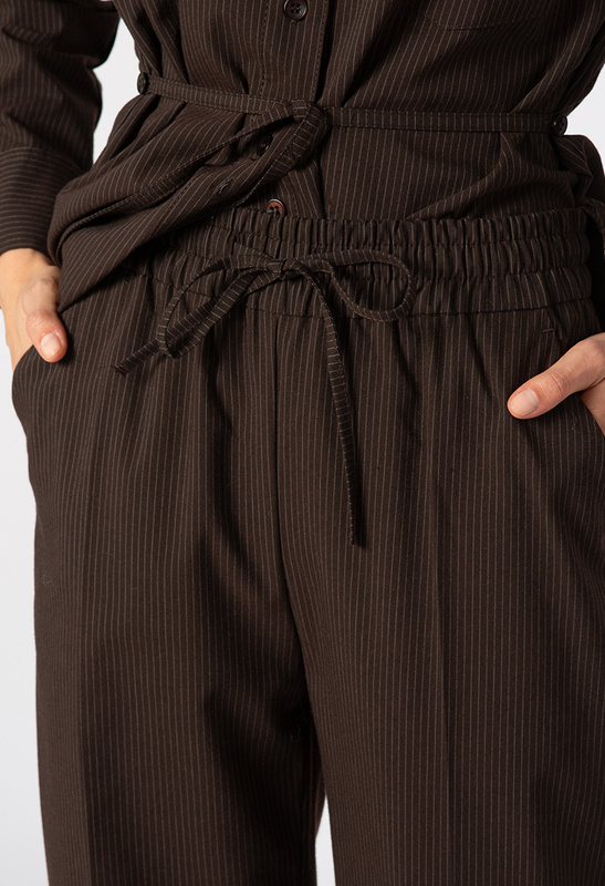 Brązowe spodnie w drobny prążek