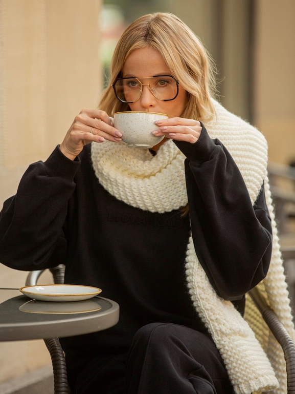 Szal w komplecie z czapką w kolorze ecru