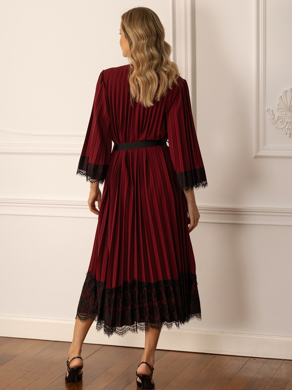 Bordowa plisowana sukienka z wiązeniem wykończona koronką