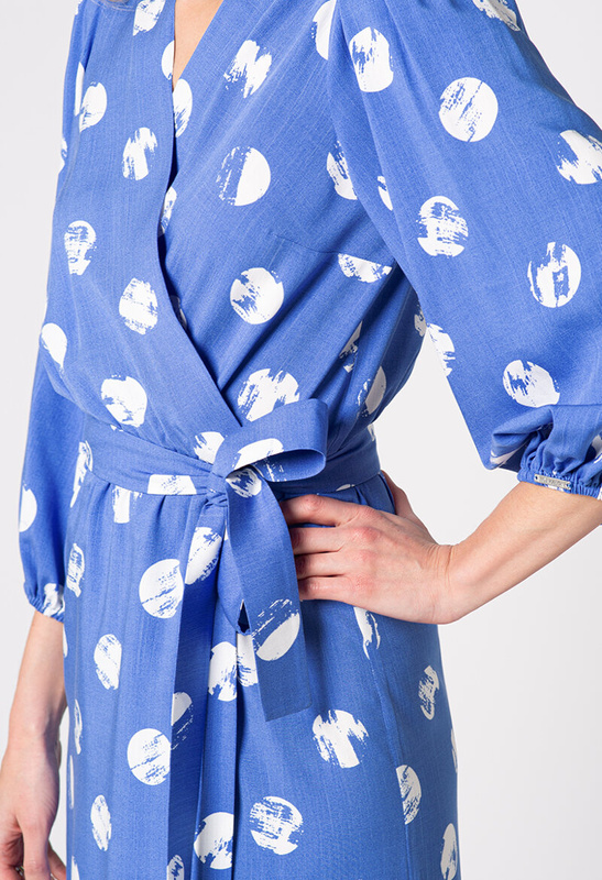 NIebieska sukienka z wiskozy w koła Overa