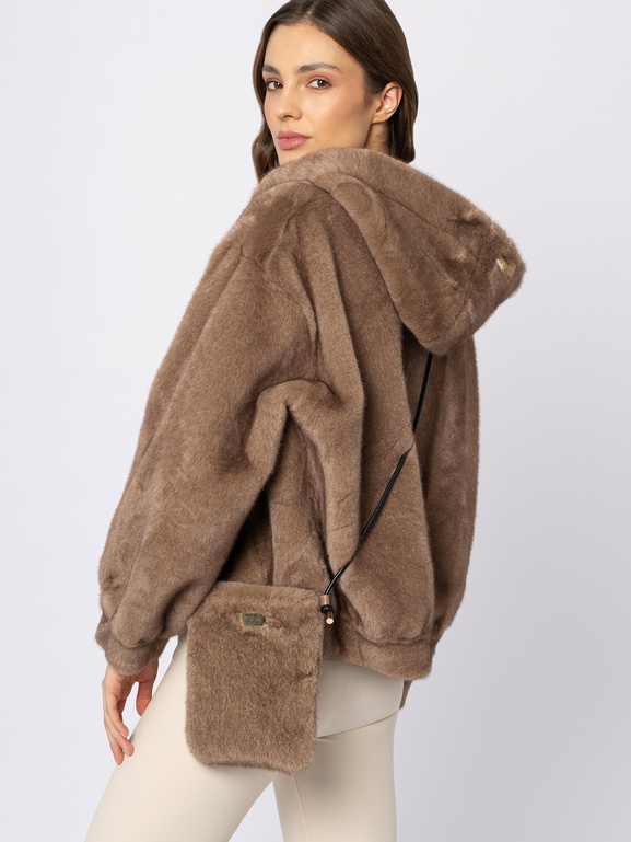 Mała beżowa torebka z eco futra na rzemyku