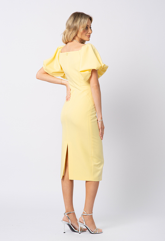 Żółta dopasowana sukienka z bufkami Meghan
