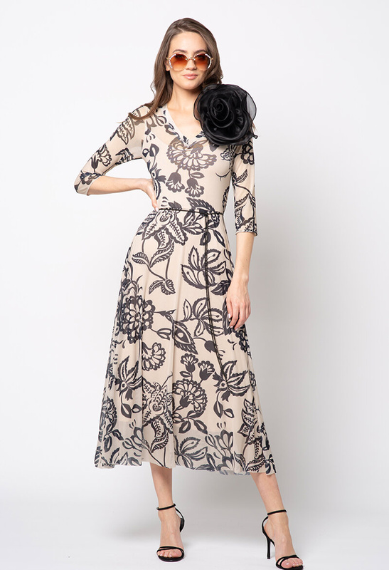 Sukienka z beżowej siatki w czarne kwiaty z biżuteryjnym paskiem Leia