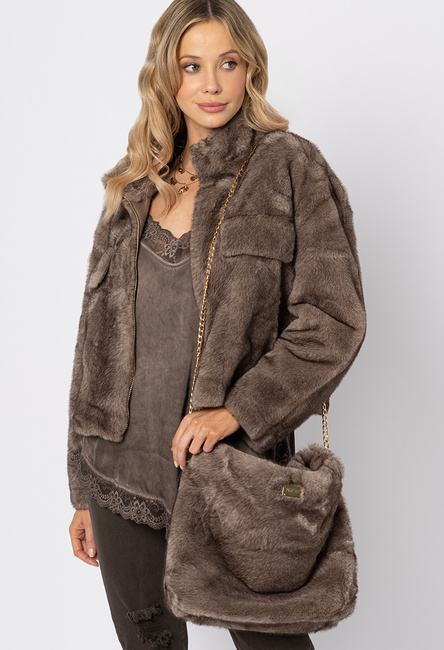 Duża beżowa torebka z eco futra ze złotym łańcuszkiem