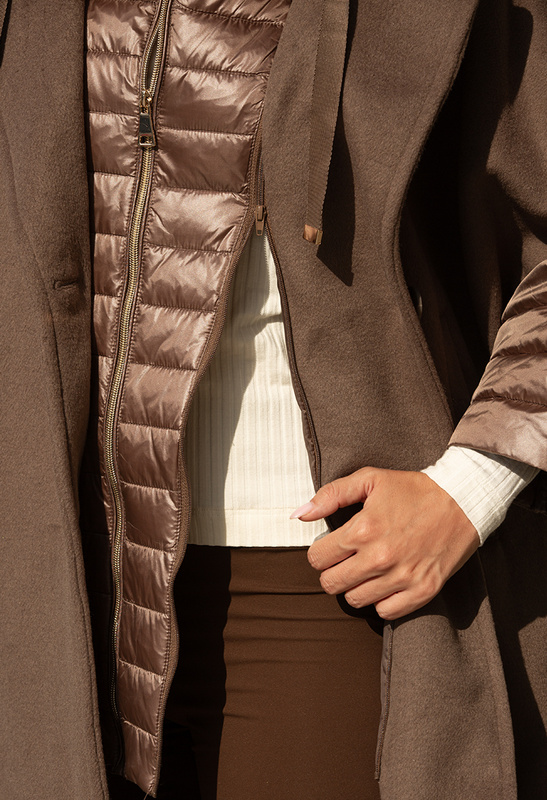 Beżowy szeroki płaszcz z pikowanym kołnierzem i rękawem