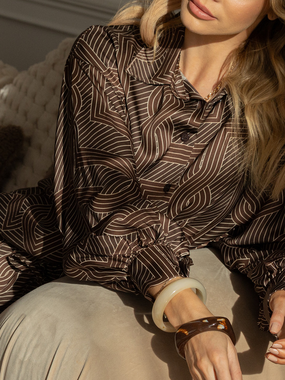 Brązowa koszula z wiskozy w geometryczny wzór