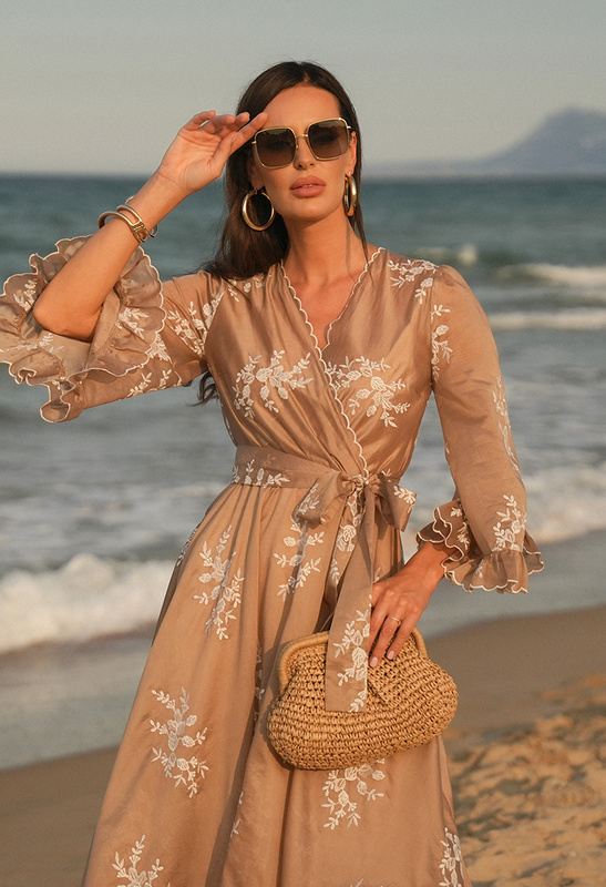 Beżowa sukienka z tencelu w haftowane kwiaty Aphrodite