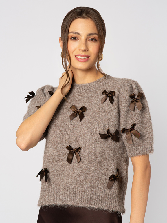 Brązowy sweter z ozdobnymi kokardkami