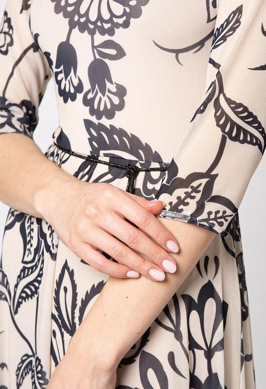 Sukienka z beżowej siatki w czarne kwiaty z biżuteryjnym paskiem Leia