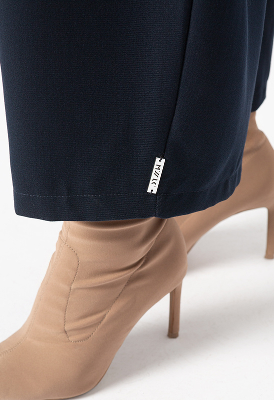 Granatowe spodnie typu balloon z paskiem