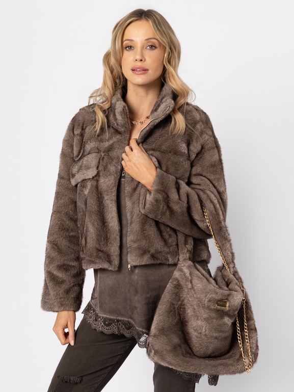 Beżowa kurtka z imitacji futra zapinana na złoty suwak