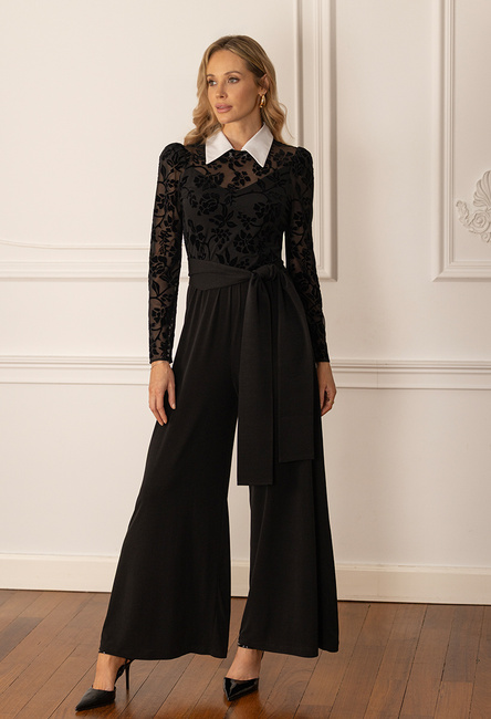 Czarny kombinezon z siatkową górą z flockiem i kontrastowym kołnierzykiem