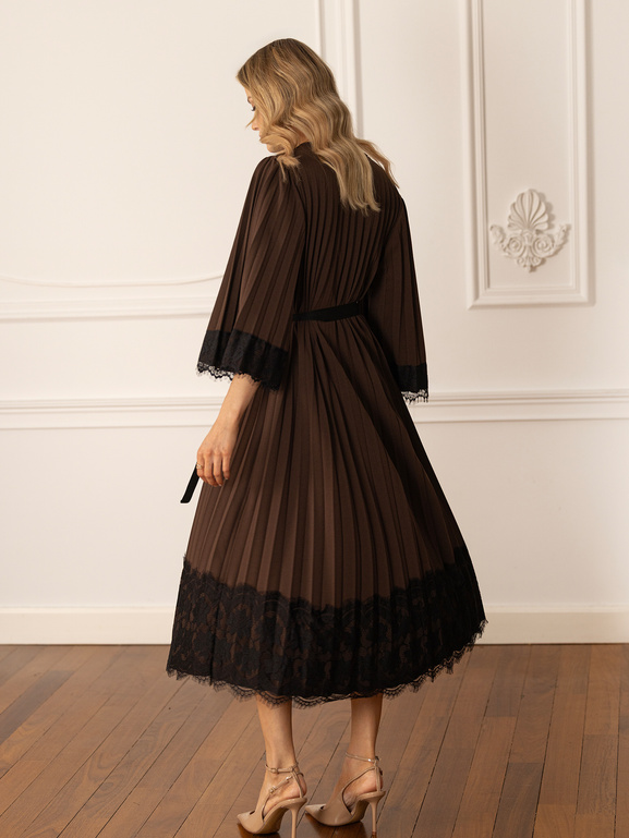 Brązowa plisowana sukienka zakończona koronką z paskiem do wiązania