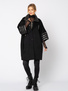 Czarny szeroki płaszcz z pikowanym kołnierzem i rękawem