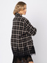 Oversizowa marynarka w kratę wykończona koronką