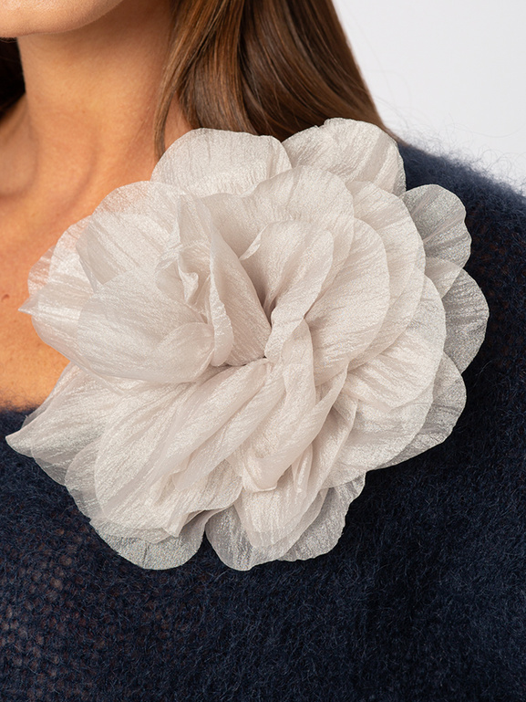 Popielata broszka z kreszowanej tkaniny