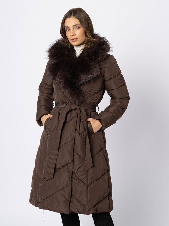 Brązowy płaszcz z odpinanym kołnierzem z imitacji futra
