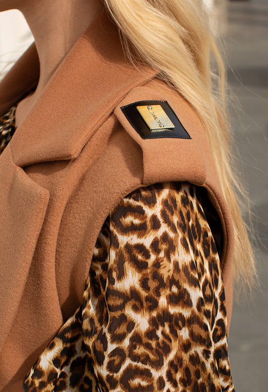 Długa beżowa kamizelka z pagonami i paskiem