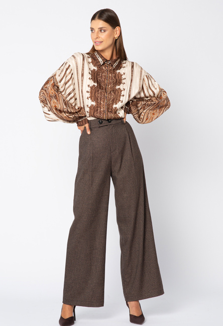 Brązowe spodnie w delikatną kratę