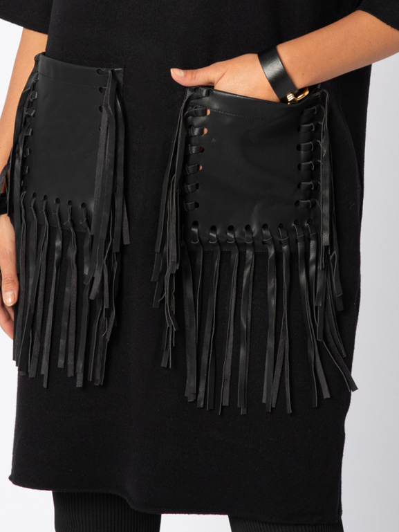 Czarna sukienka z kieszenią z frędzlami