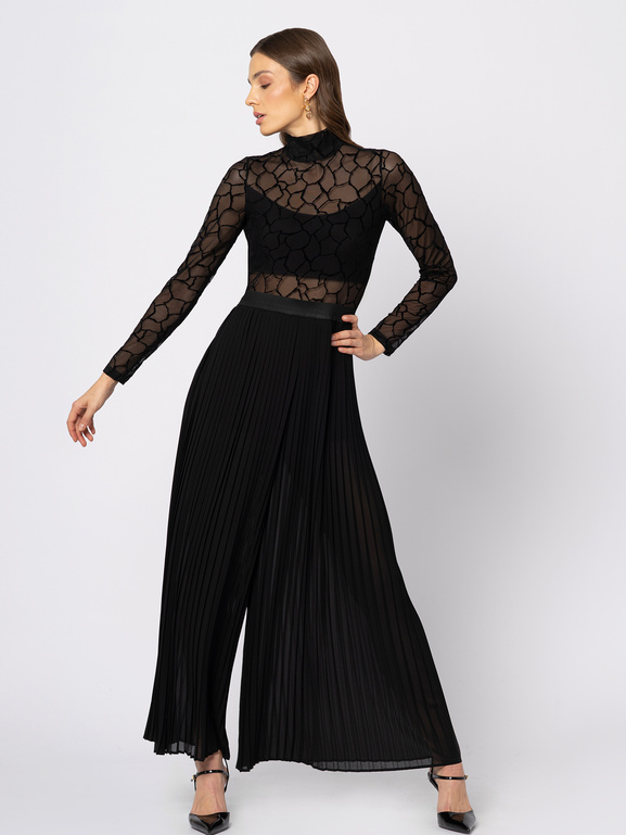 Czarny kombinezon z plisowanym dołem i siatkową górą w geometryczny wzór z golfem Marthe