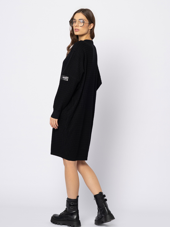 Czarna sukienka z dzianiny w kwadratowy splot