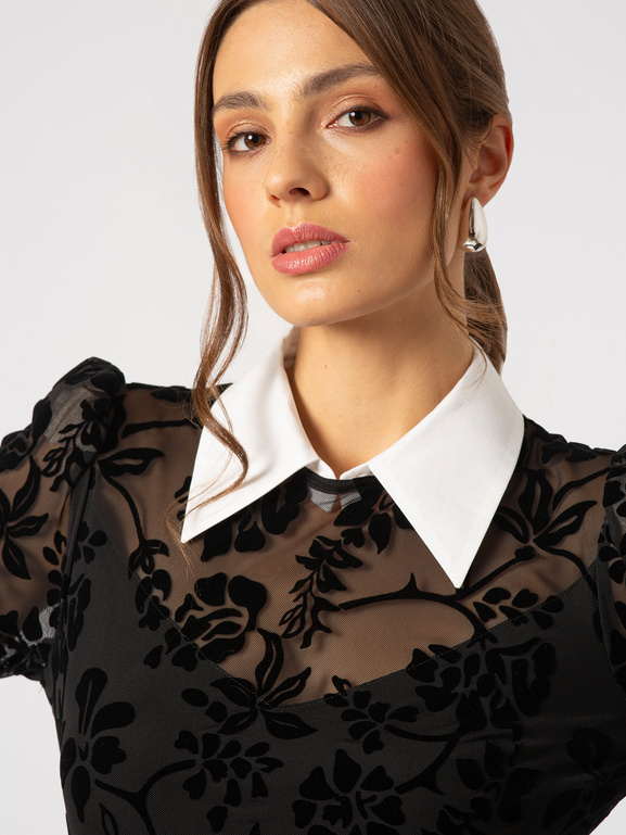 Dopasowana sukienka z czarnej siatki z flokowanymi kwiatami i białym kołnierzykiem Suzanne