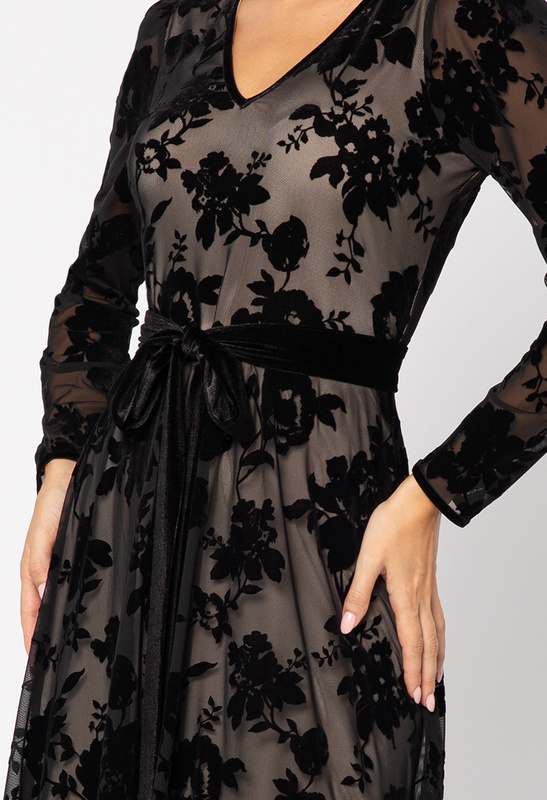 Czarna sukienka z flokowanym wzorem Traviata