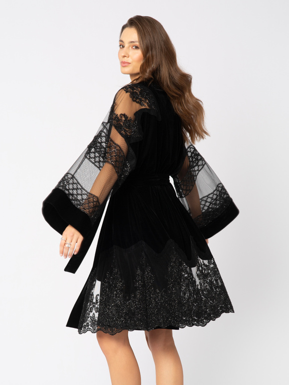 Czarne kimono z ozdobnej siatki łączone z welurem