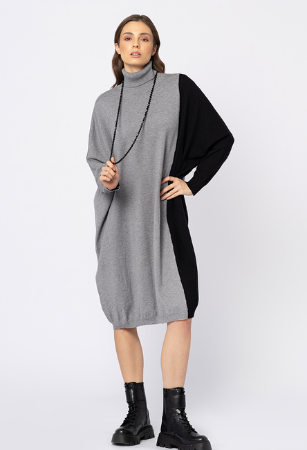 Szara sukienka z dzianiny z czarnym pasem