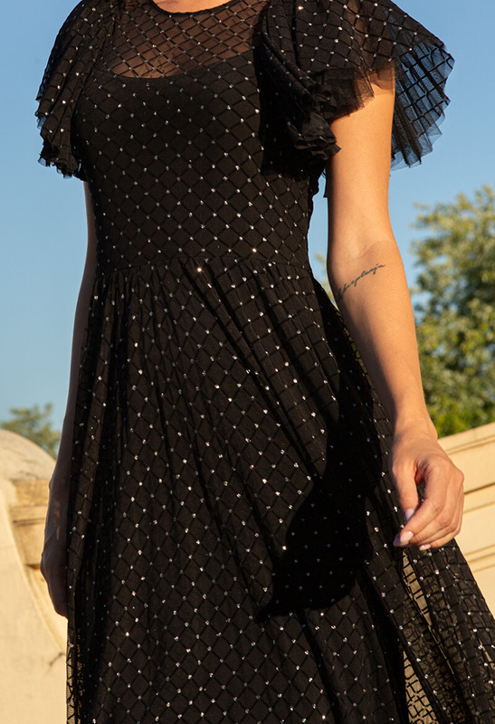 Długa czarna sukienka z falbanami na rękawie Jacqueline