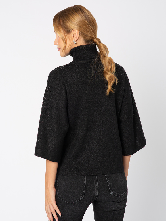 Czarny sweter z golfem i kryształkami na rękawach