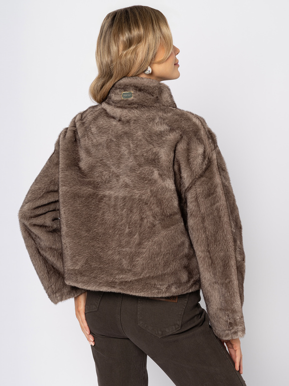 Beżowa kurtka z eco futra zapinana na złoty suwak