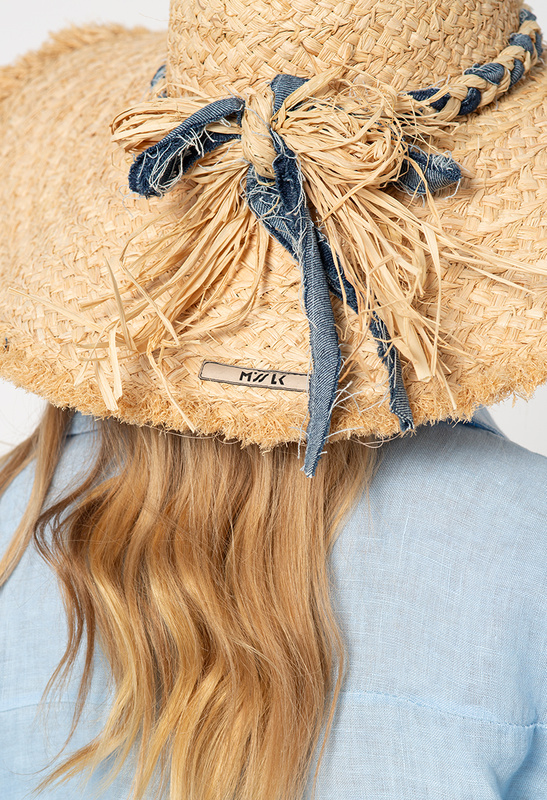 Beżowy kapelusz z rafii z warkoczem