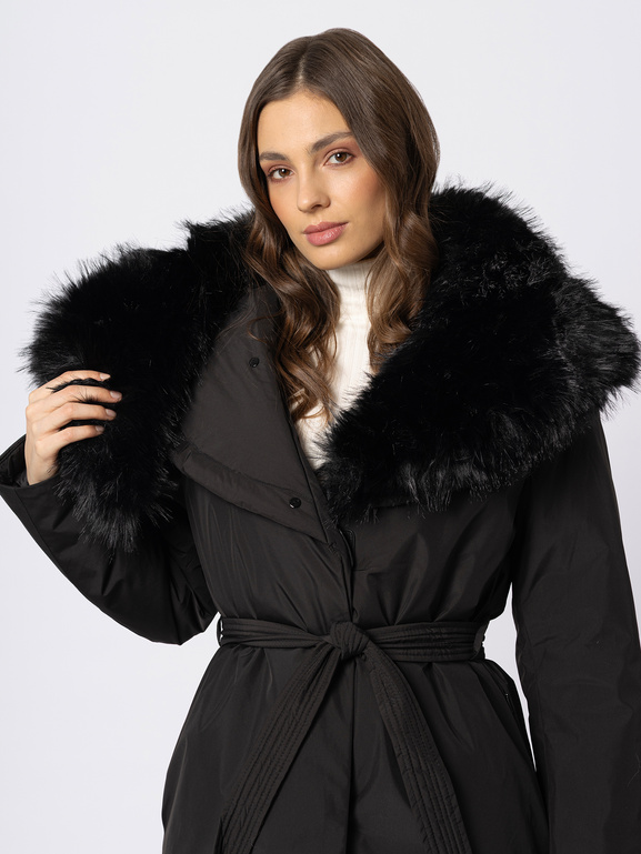 Czarny płaszcz z dużym odpinanym kołnierzem z eco futra