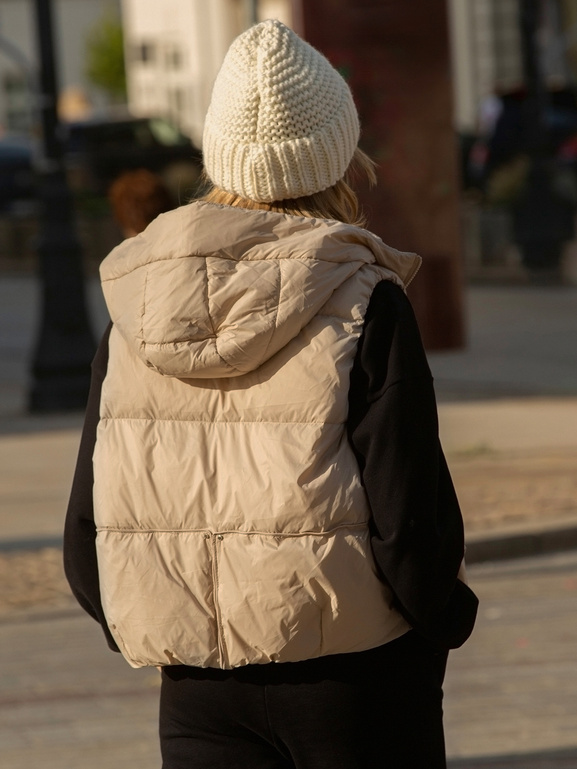 Puchowa beżowa kamizelka z kapturem