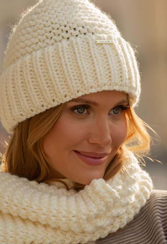 Szal w komplecie z czapką w kolorze ecru