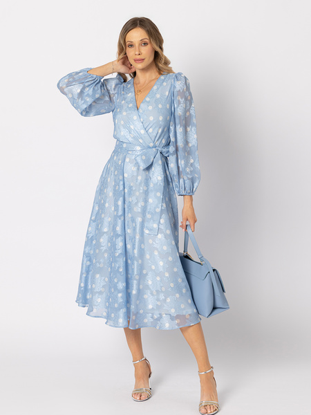 Błękitna sukienka w grochy z wiązaniem