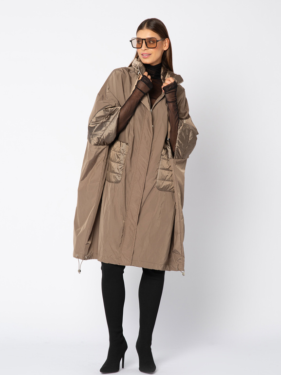 Beżowy szeroki płaszcz z pikowaniami